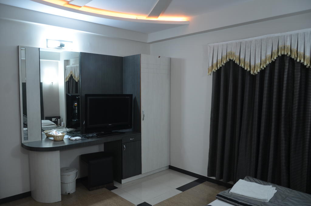 Capital O 978 Marshall The Hotel Αχμπανταμπάντ Εξωτερικό φωτογραφία