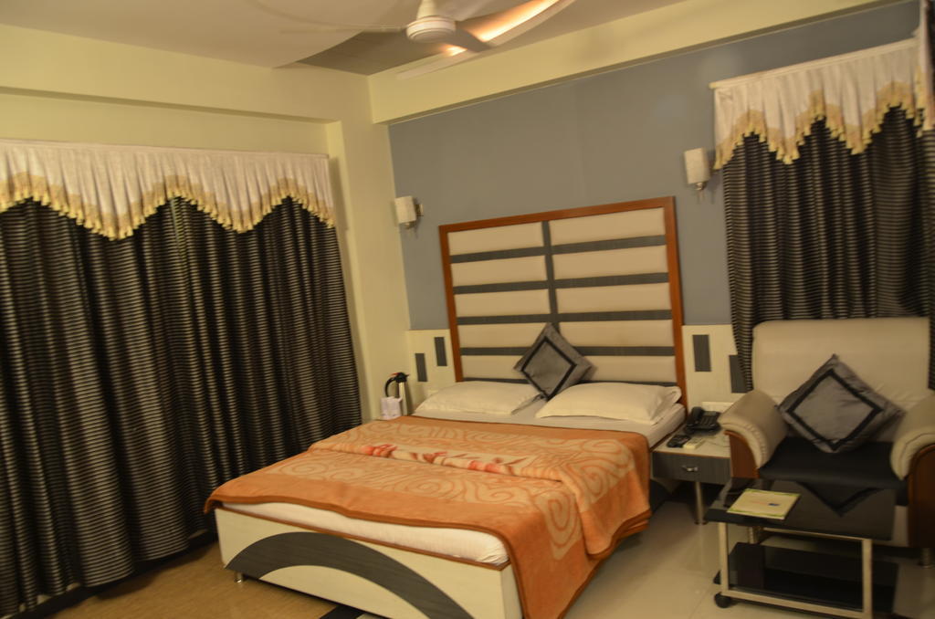 Capital O 978 Marshall The Hotel Αχμπανταμπάντ Εξωτερικό φωτογραφία