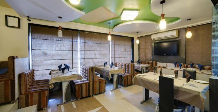 Capital O 978 Marshall The Hotel Αχμπανταμπάντ Εξωτερικό φωτογραφία